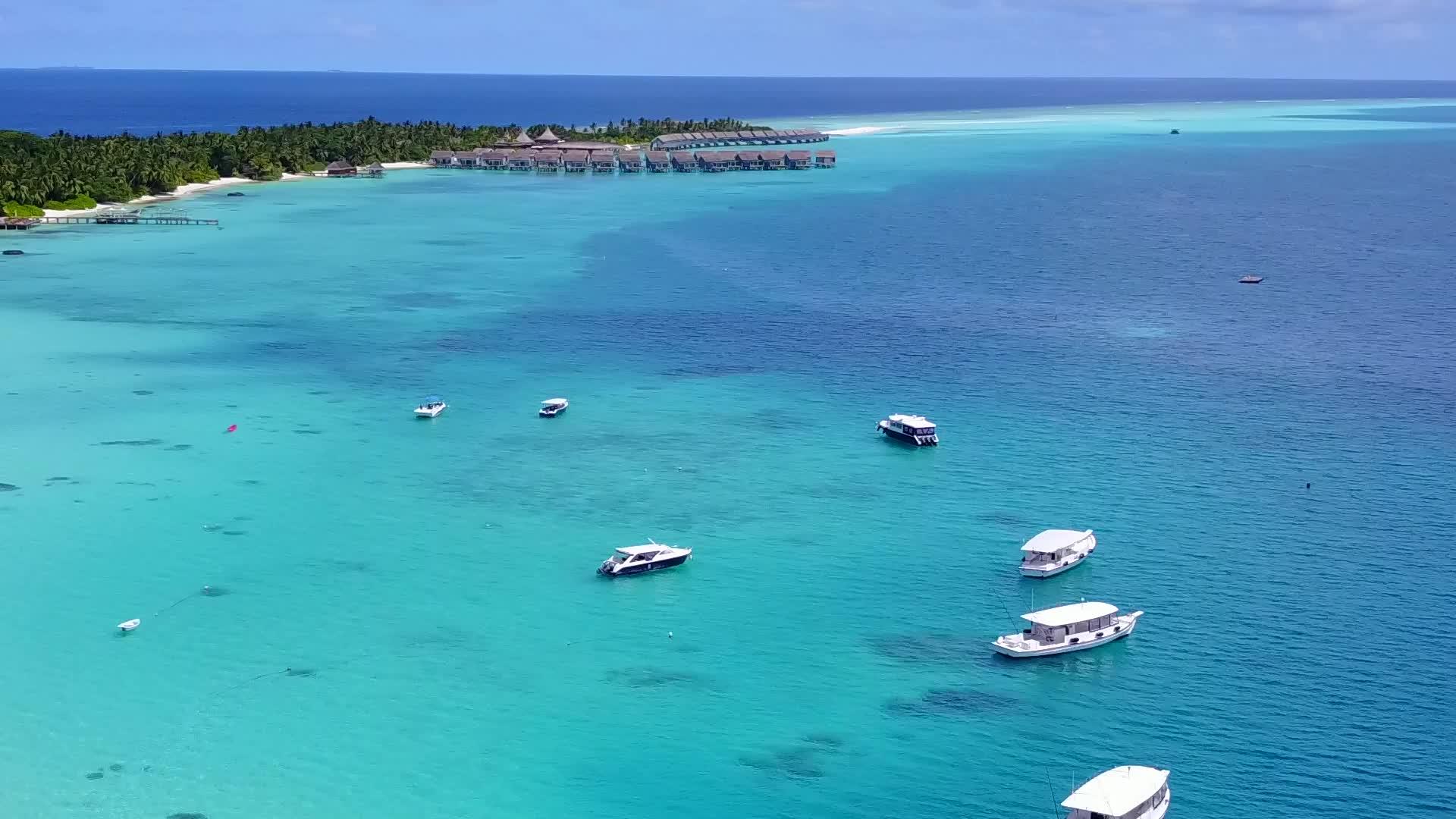 在清泻湖和白沙的背景下豪华海景海滩度假无人机空中景观视频的预览图