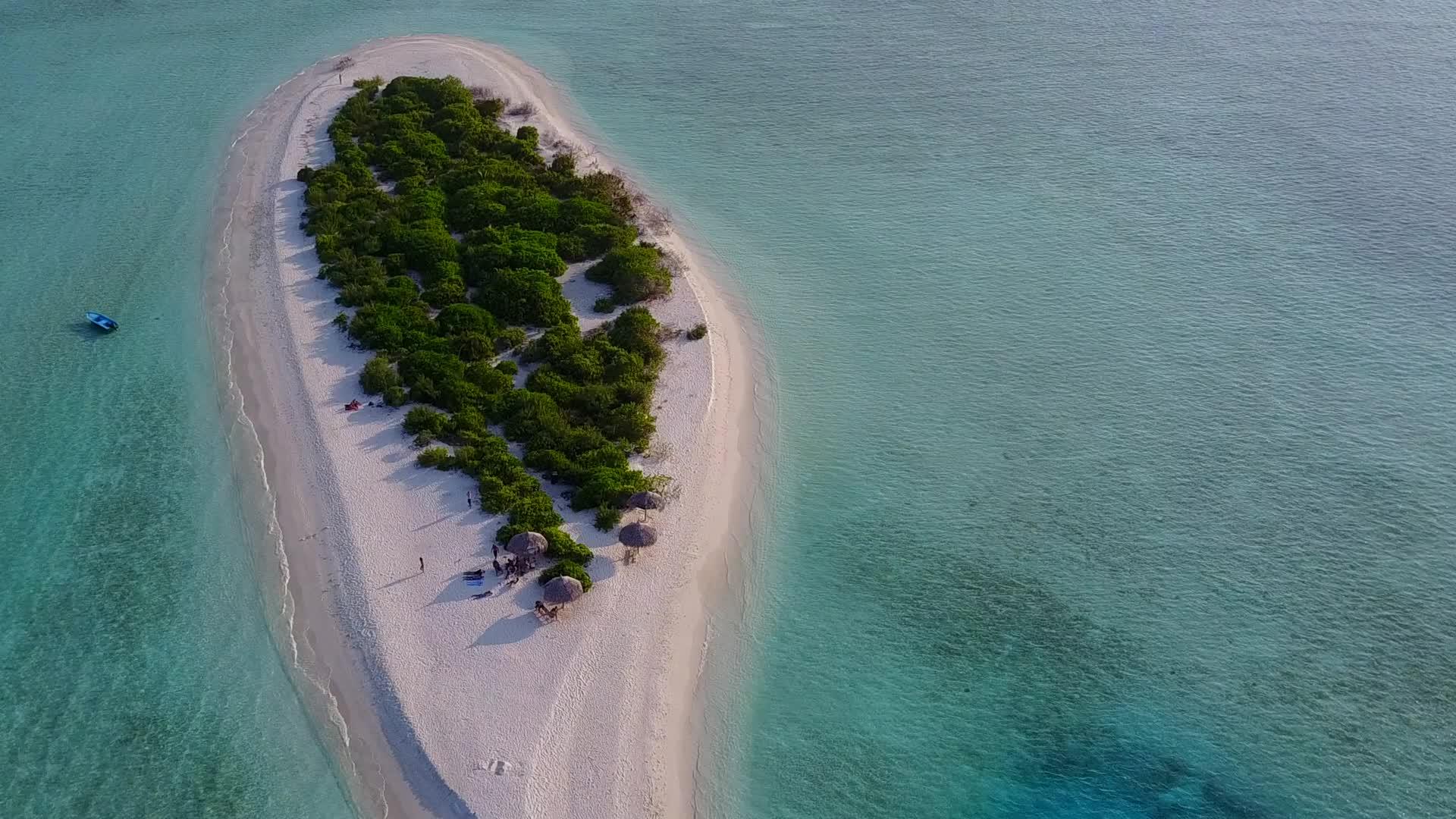 海洋度假村在海滩上航行的空中无人机旅行由水蓝色海洋和清洁海洋组成视频的预览图