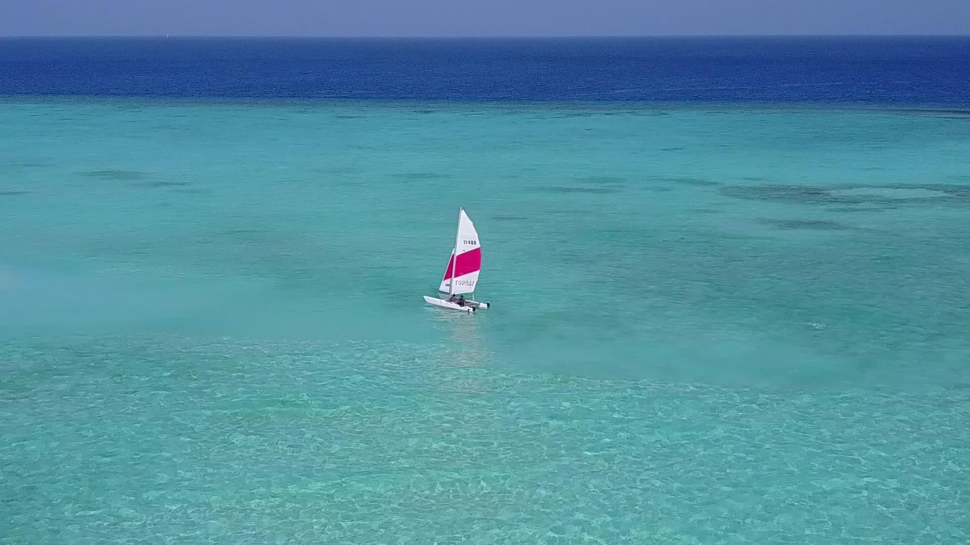 伊德利克湾海滩风空无人驾驶在白色海滩的透明海路上航行视频的预览图