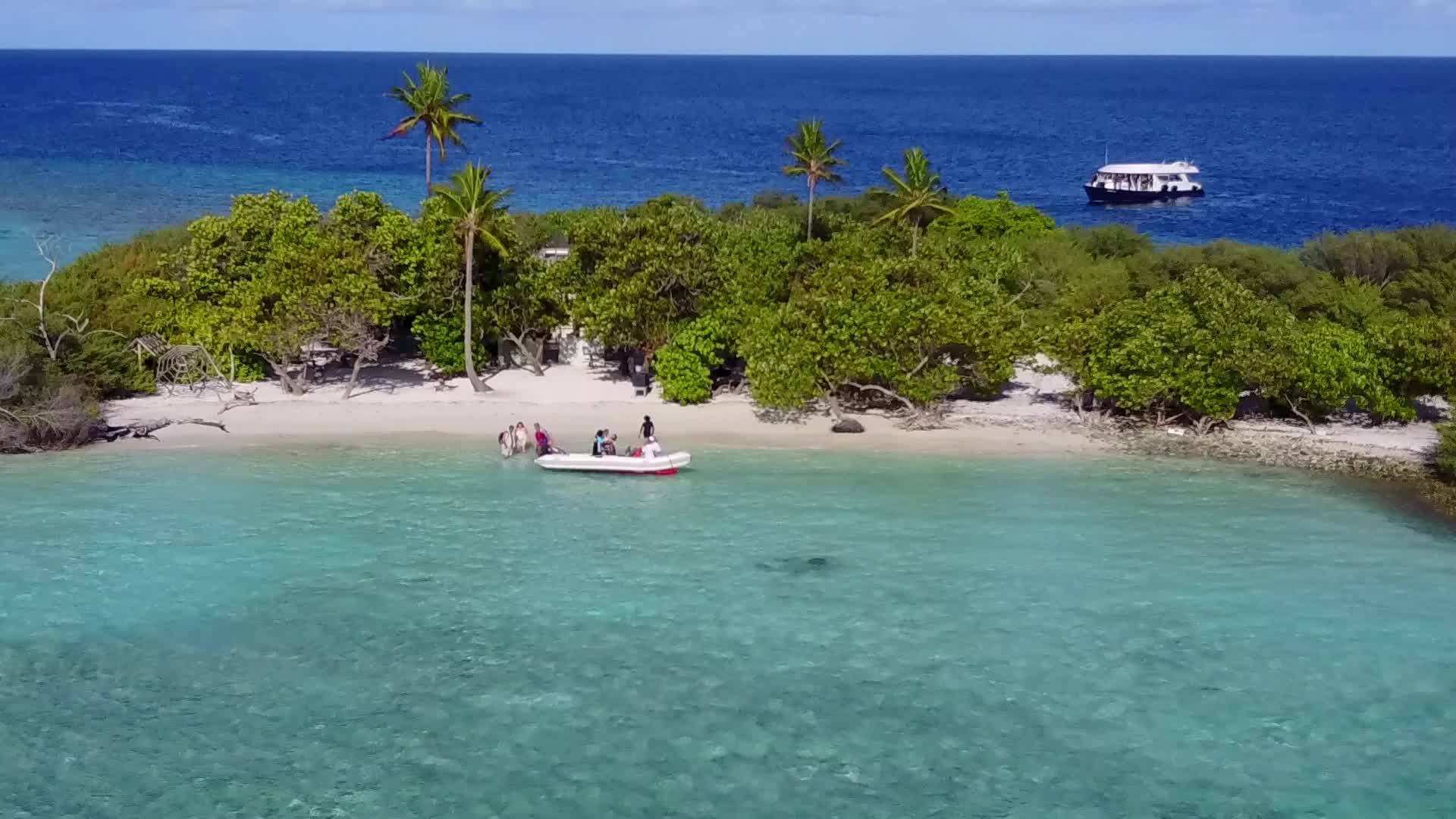 蓝绿色海洋和白色沙底蓝色背景的海岸海滩在假日飞行视频的预览图