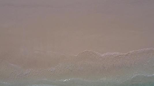 白沙底蓝绿海天堂湾海滩假日空中无人驾驶飞机性质视频的预览图
