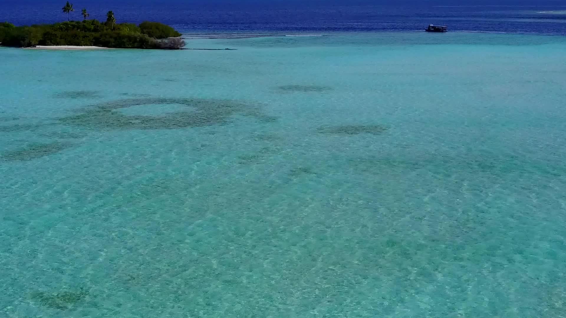 以白沙为背景的海滩之旅视频的预览图