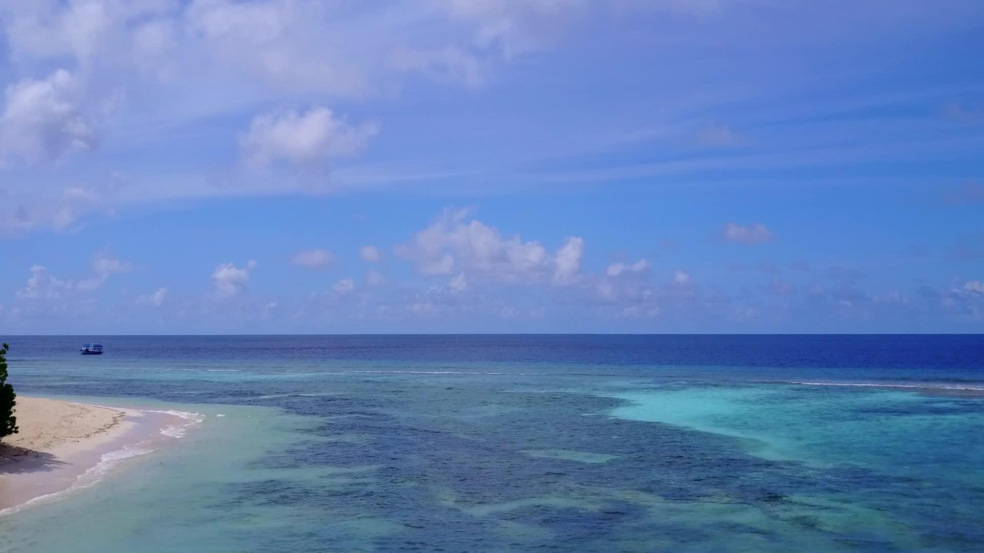 蓝色的水和明亮的沙质背景视频的预览图
