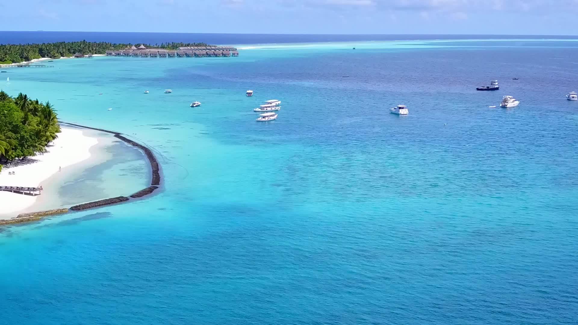以清水和白沙为背景的清水是完美的旅游海滩航程视频的预览图