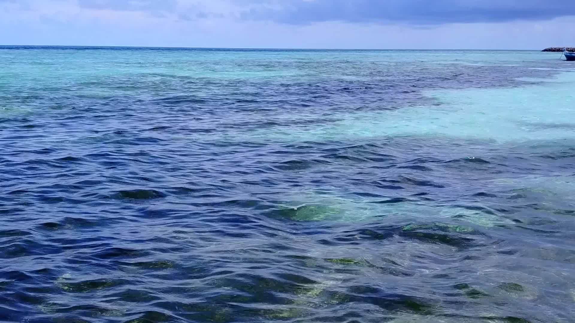 在海平面和浅沙背景下进行完美的岛屿海滩探索视频的预览图