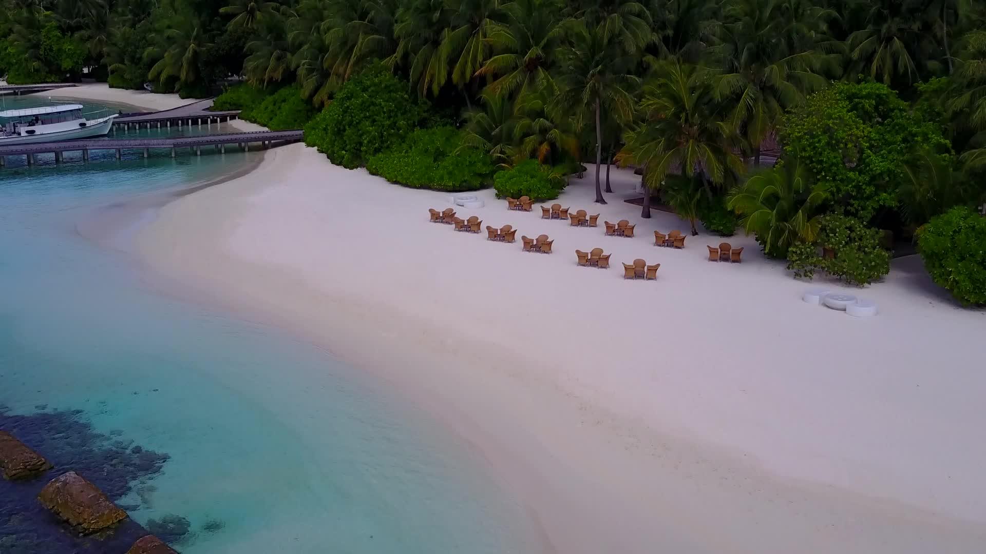 蓝海白沙背景下的热带海景视频的预览图