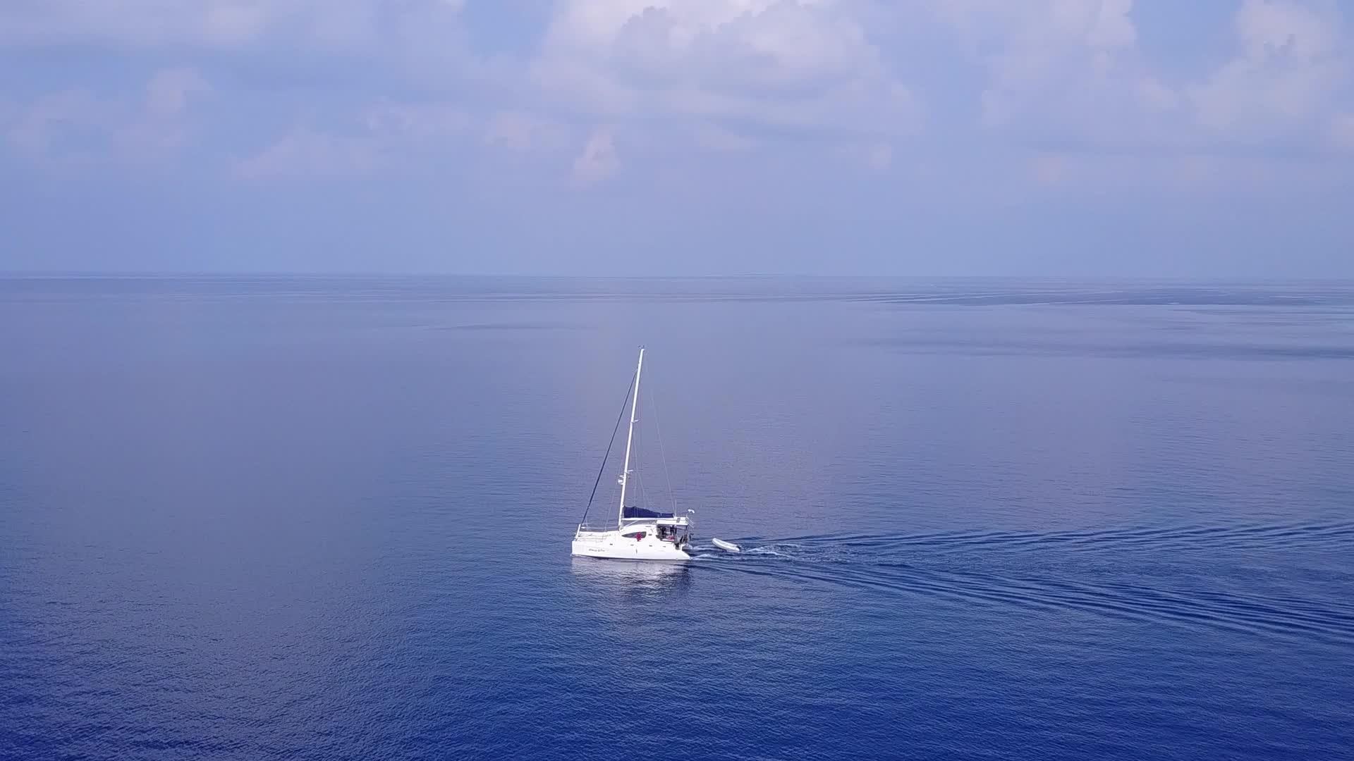 以白沙为背景的海平面蓝海在宁湾海滩上无人驾驶视频的预览图