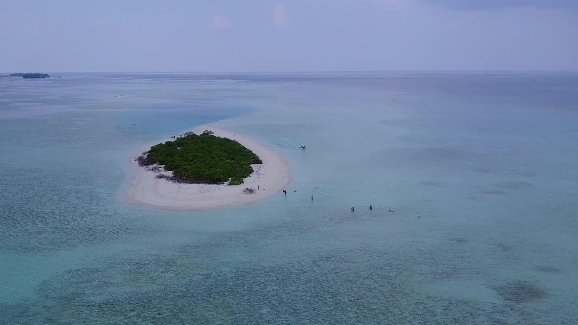 以水、蓝水和干净的沙子为背景缓冲海滩旅程的平稳度视频的预览图