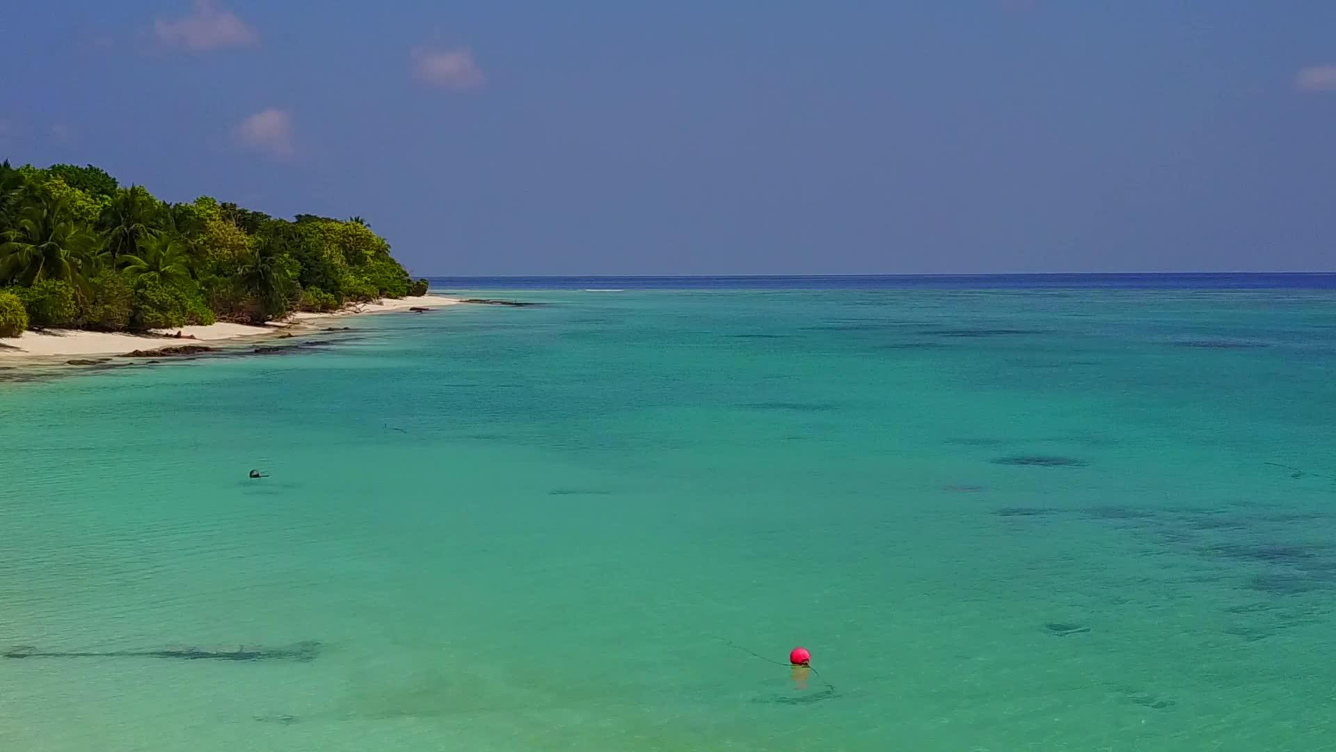 绿松石环礁湖以白沙为背景通过海滩旅行视频的预览图