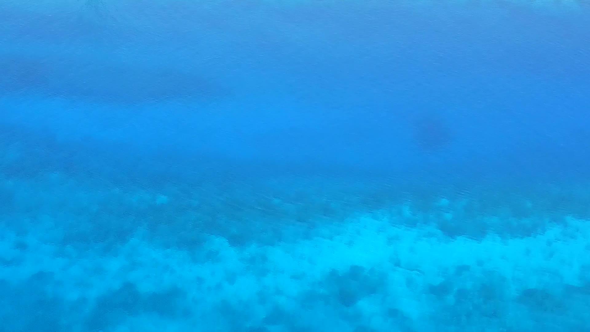 完美的岛屿海滩生活方式蓝色和白色海滩背景空气中无人驾驶视频的预览图