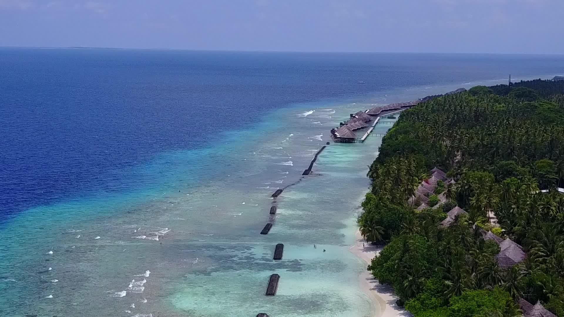 白沙背景透明海洋热带海滩时空无人机海景视频的预览图