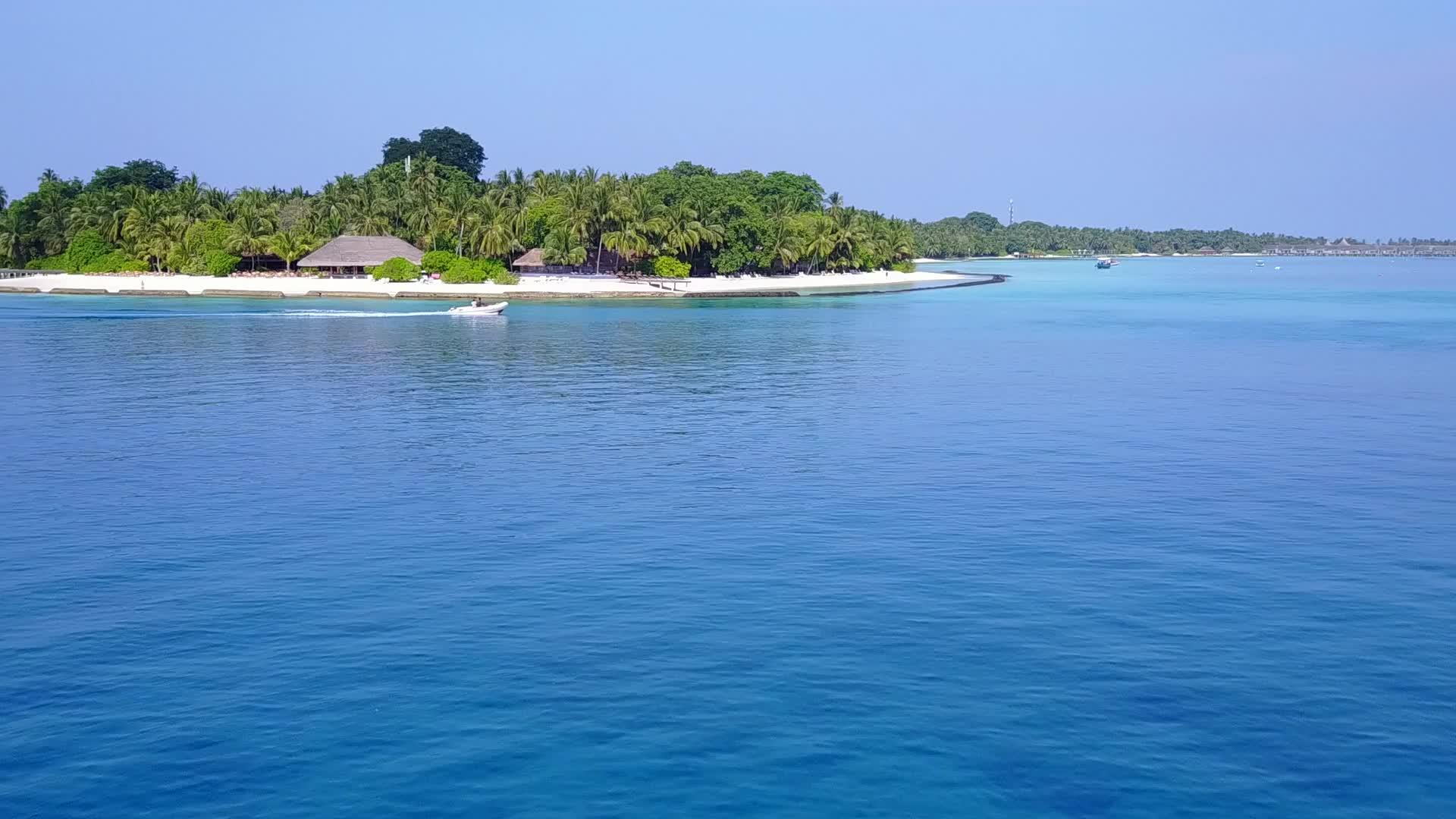 浅沙背景的蓝色海平面是完美的海岸海滩度假视频的预览图