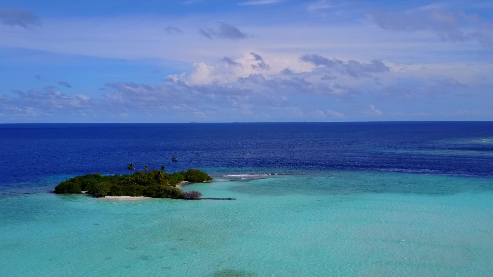 穿越蓝海观赏豪华岛屿海滩的景象有白色沙土背景视频的预览图