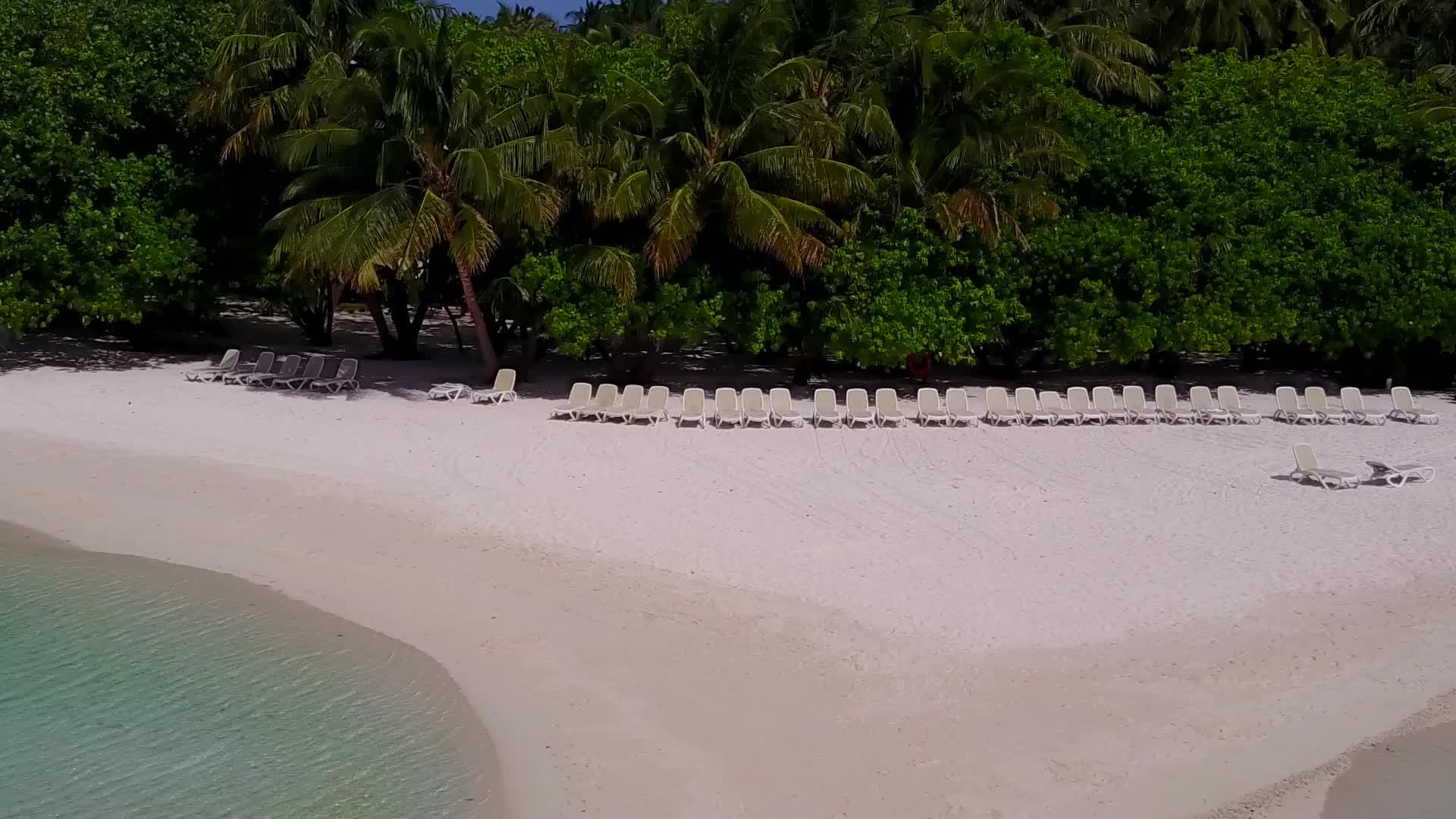热带海滨海滩度假的海洋景象是蓝绿色的有着干净的沙土背景视频的预览图