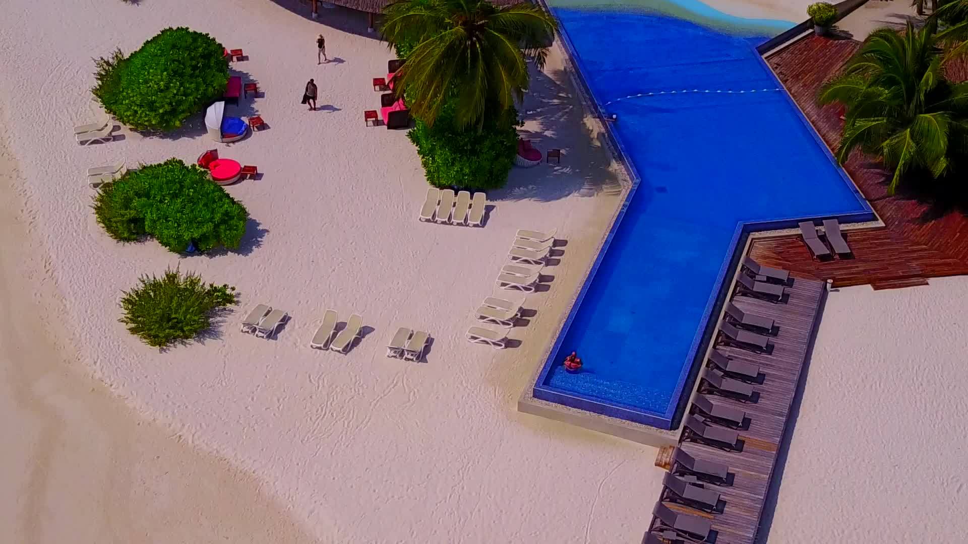 白沙背景蓝绿海洋度假村海滩度假空中旅游视频的预览图