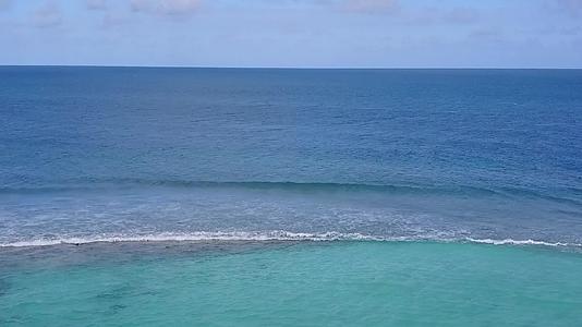 以绿色海洋和白色海滩为背景的热带海湾海滩航行视频的预览图