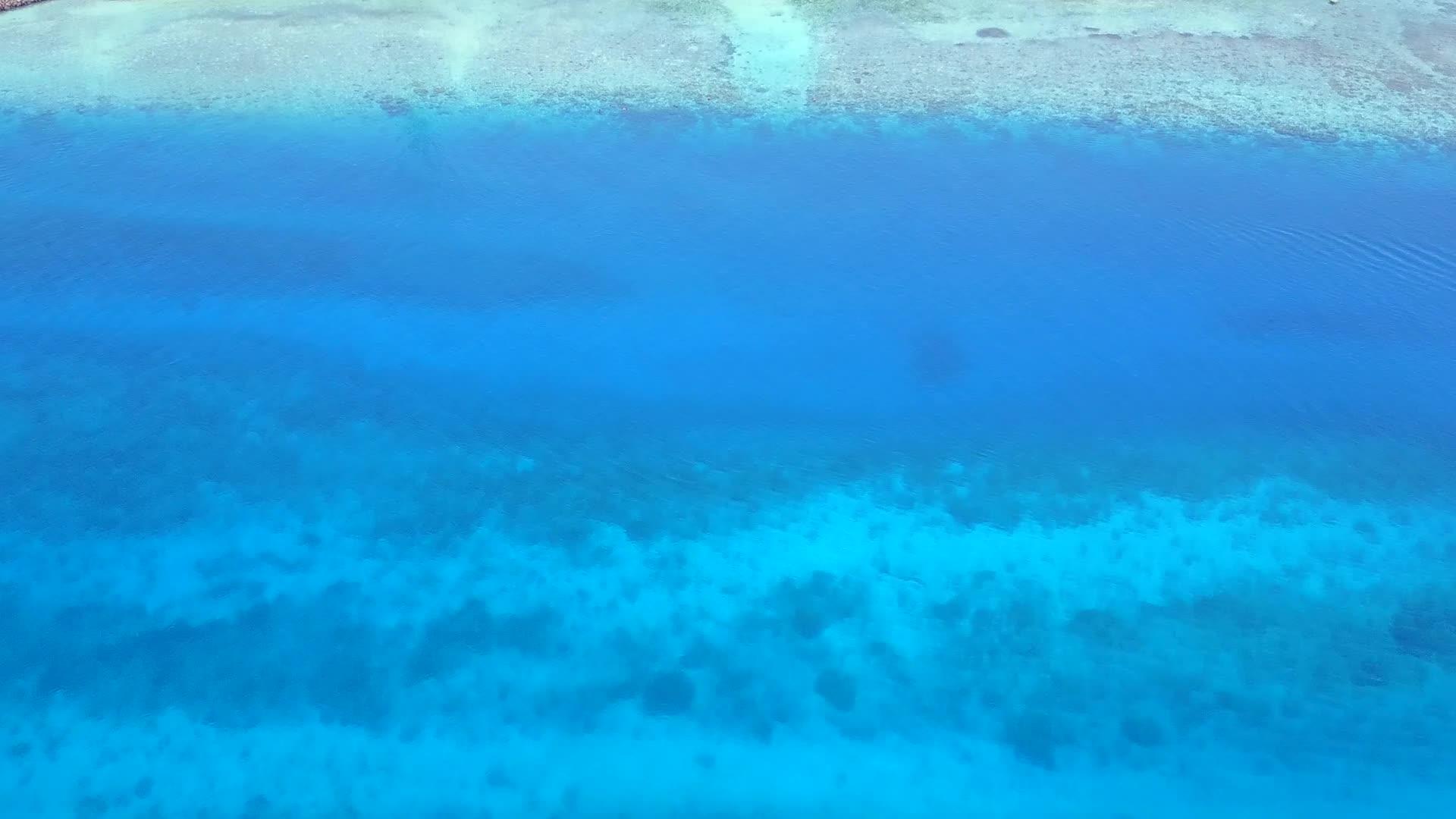奇怪的海滩冒险飞行由白沙背景的绿松石环礁湖进行视频的预览图