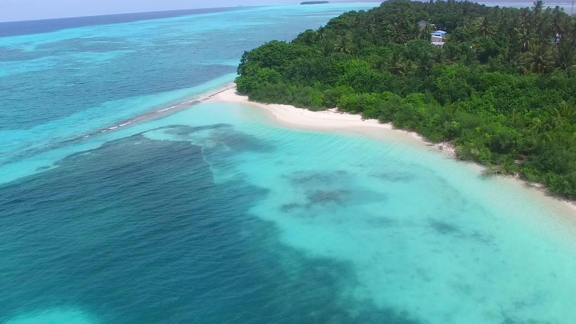 利用绿松石环礁湖和白色海滩的背景为美丽的海湾海滩时间视频的预览图