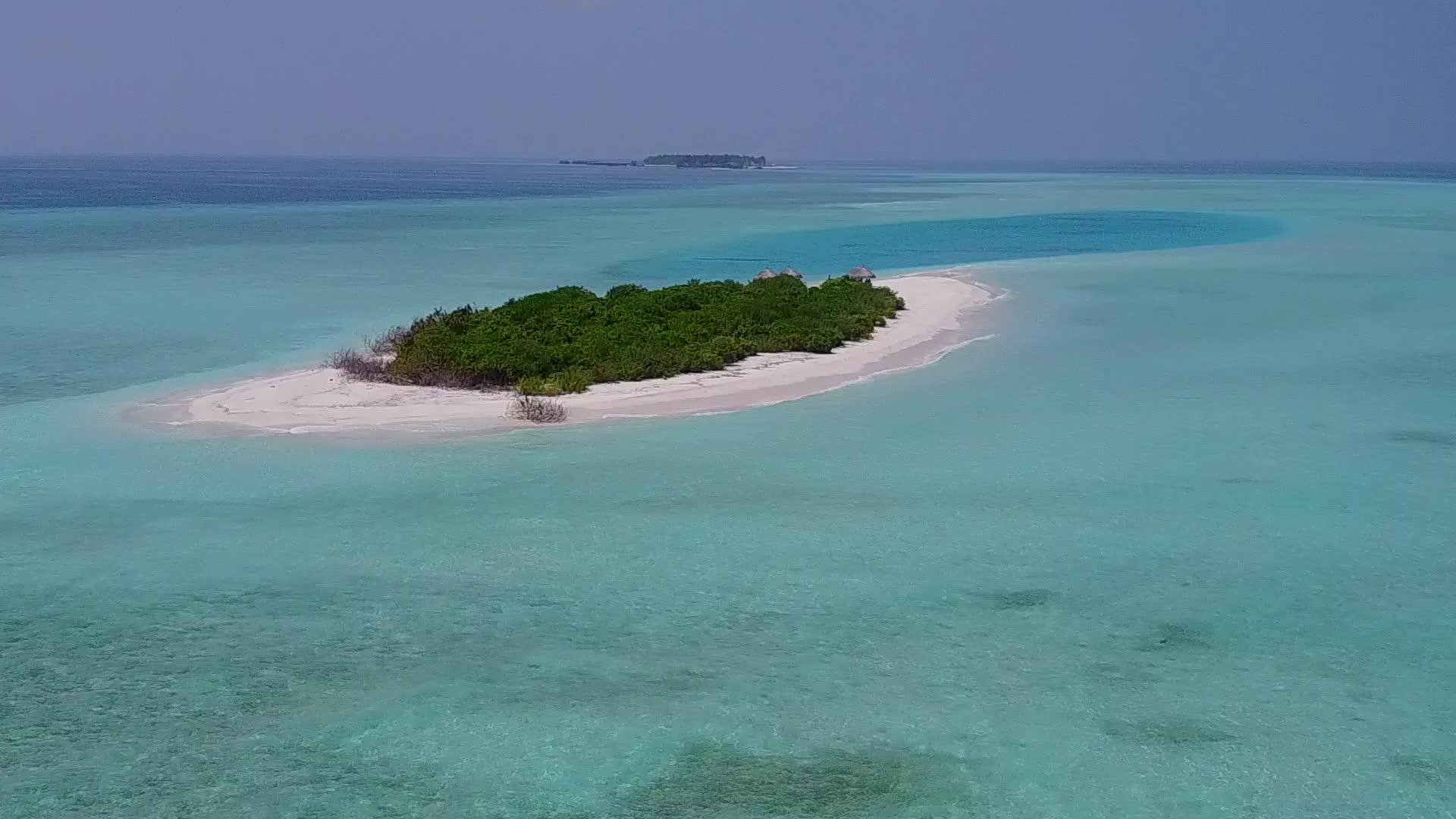 蓝绿色的海洋白色的沙滩背景美丽的海湾海滩生活方式的鸟瞰图视频的预览图