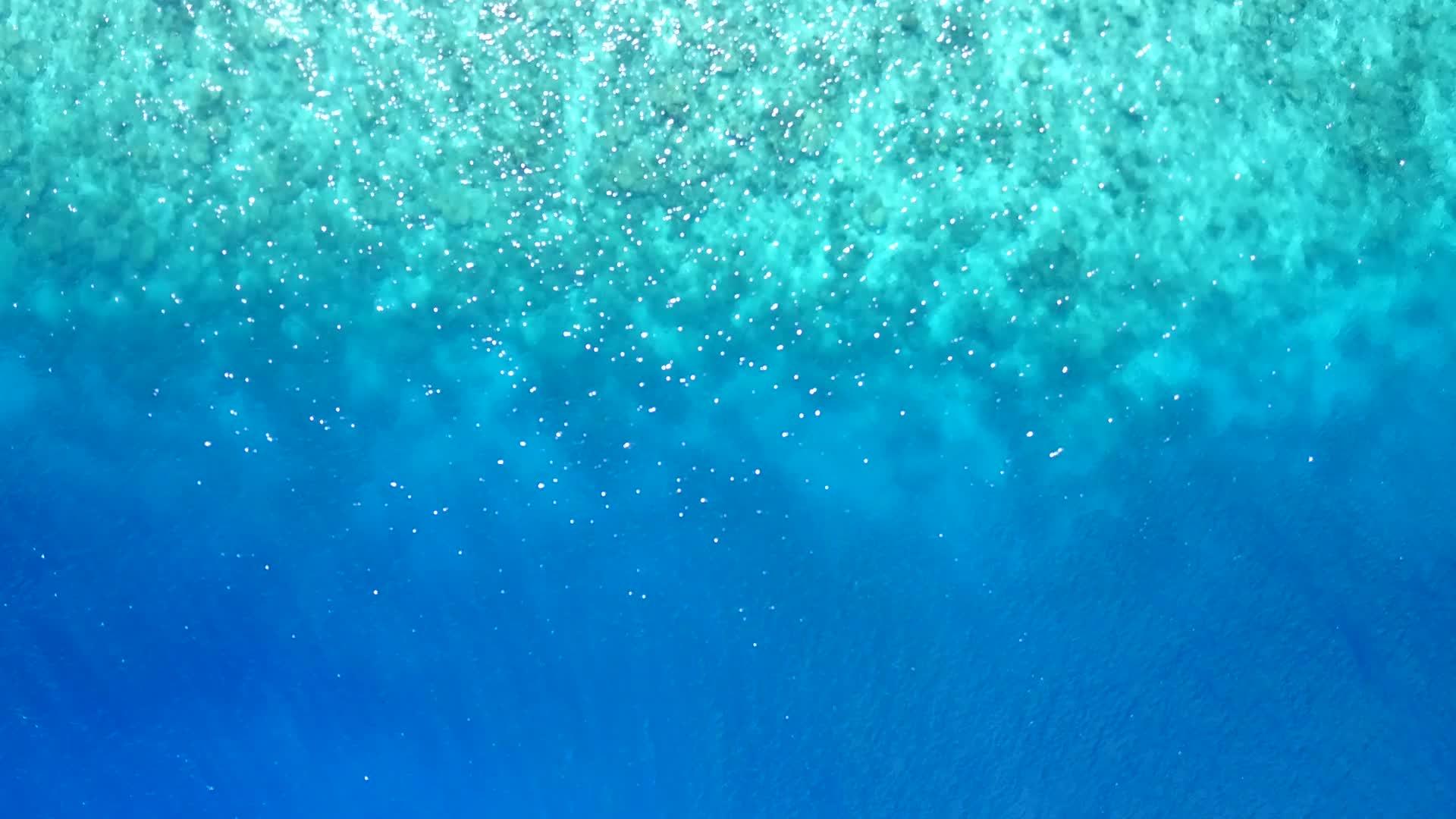 以蓝水和白沙为背景的热带环礁湖海滩间歇性抽象视频的预览图