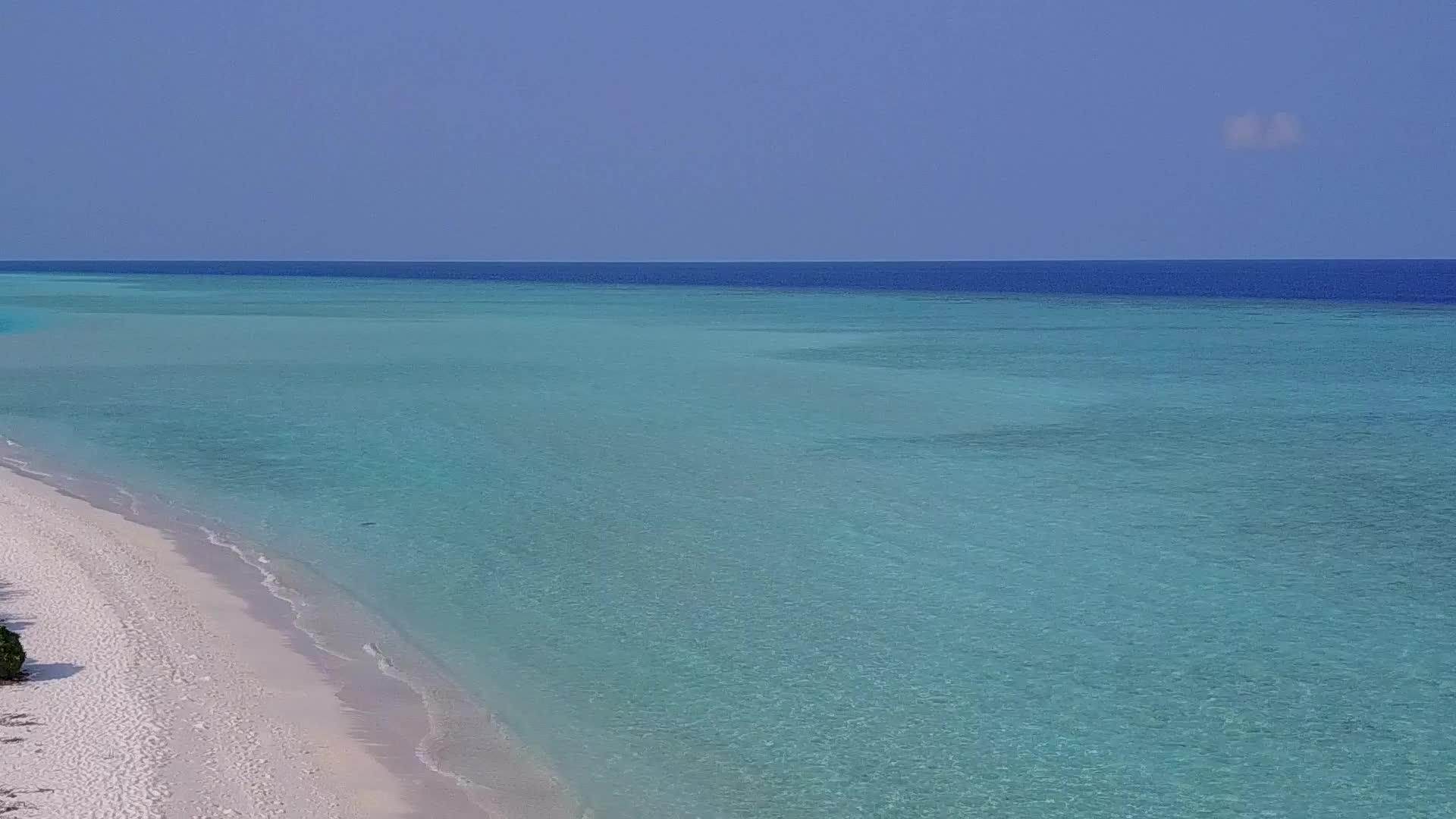 凉爽的环礁湖和白色的沙滩视频的预览图