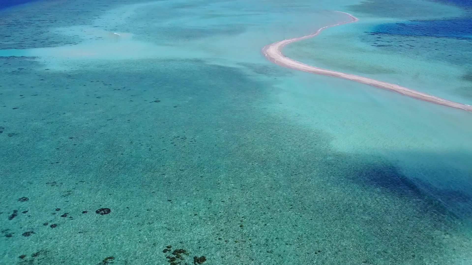 在绿松石水和白沙为背景的豪华海岸海滩之旅视频的预览图