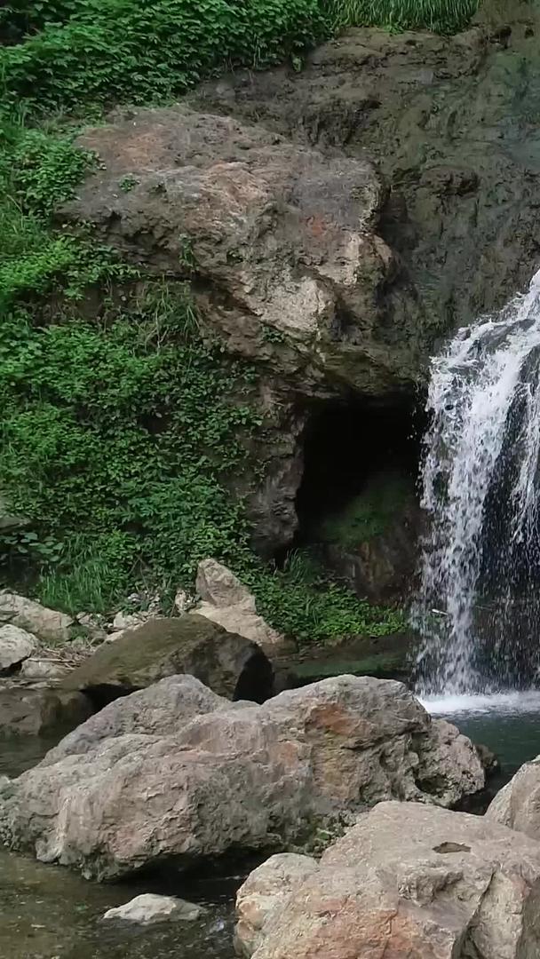 飞水岩瀑布无人机航拍视频的预览图