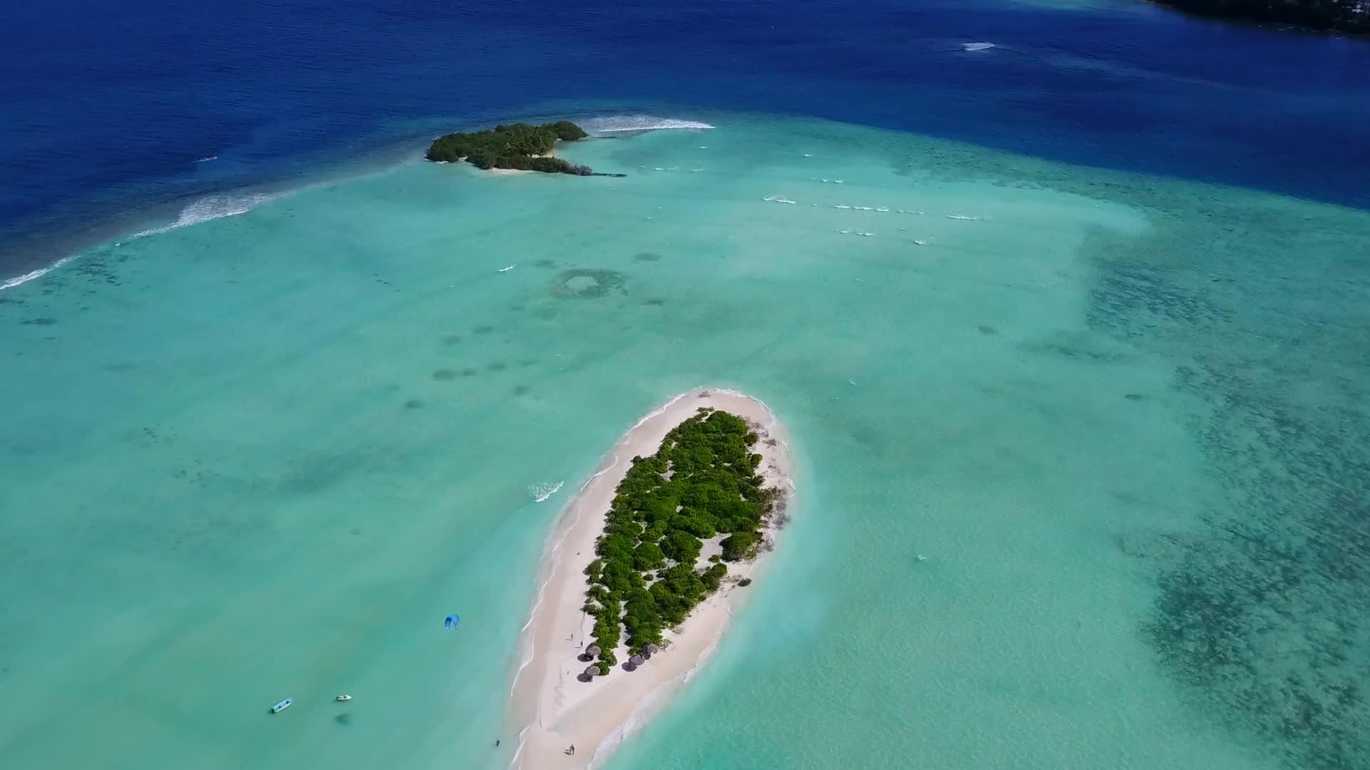 无人驾驶飞机在清海和白色海滩的背景下进行天堂湾海滩旅行视频的预览图