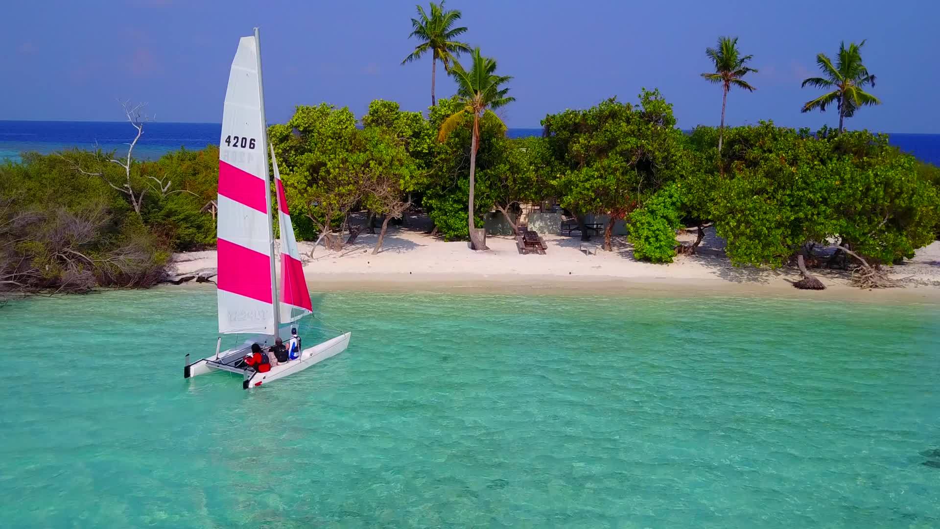 海洋环礁湖海滩在蓝色海洋和清洁沙地的背景下航行视频的预览图