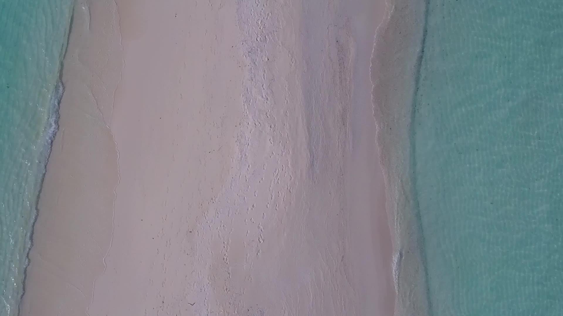 白沙背景蓝水岛海滩探险无人机旅游视频的预览图