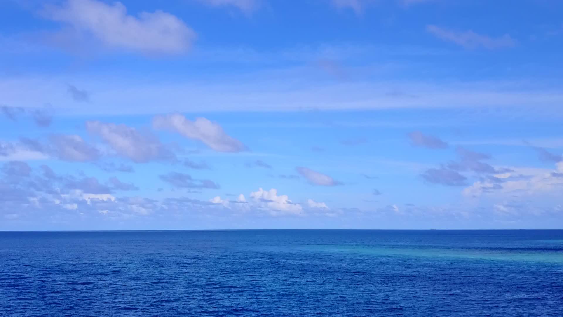 在水、水、白沙的背景下完美的海湾海滩生活方式视频的预览图