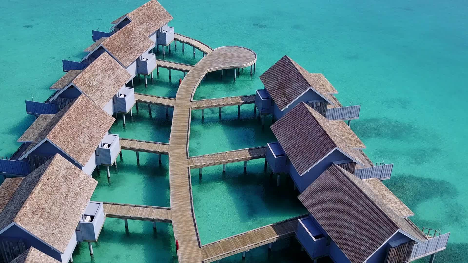 天堂海滨海滩空中无人机旅行的蓝绿水白沙背景视频的预览图