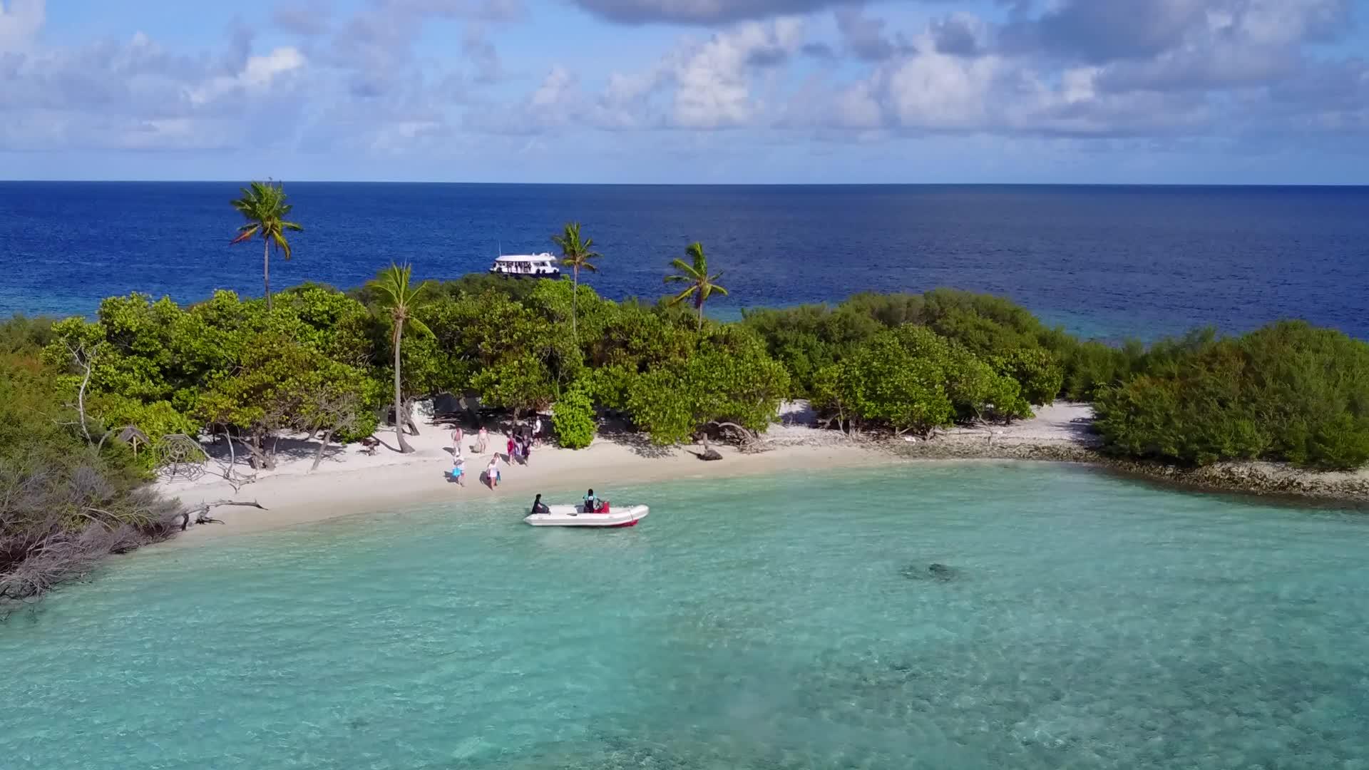 完美的度假胜地浅海和白色海滩背景视频的预览图