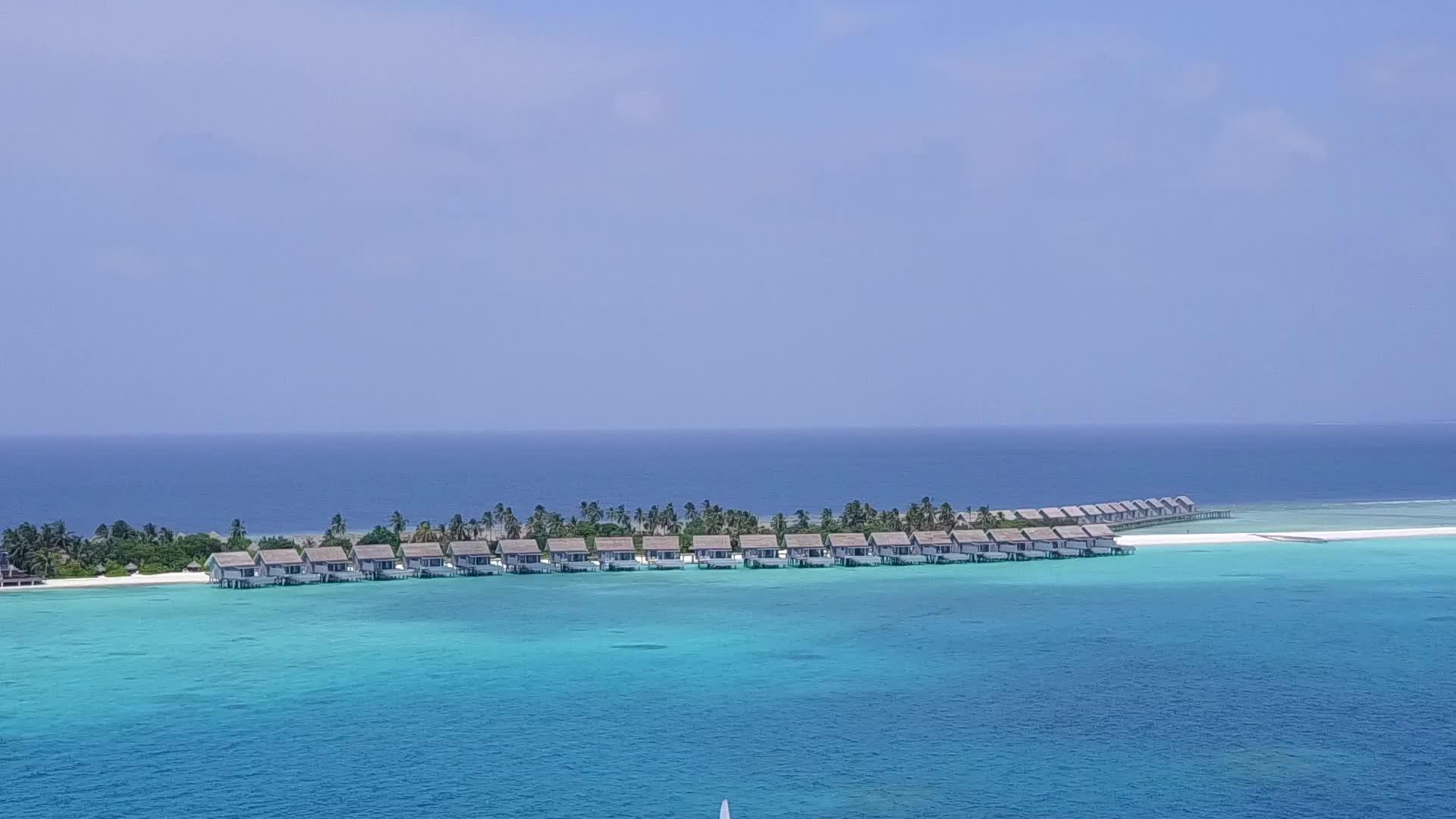 白沙背景浅湖热带岛屿海滩野生动物空中无人机景观视频的预览图