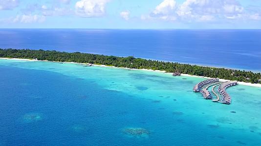 长河海岸海滩上行驶时白沙背景的蓝绿环礁湖在空中视频的预览图