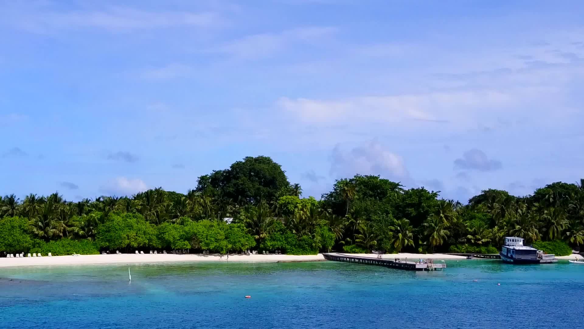 海蓝水礁环礁以白色沙土为背景海滩旅游视频的预览图