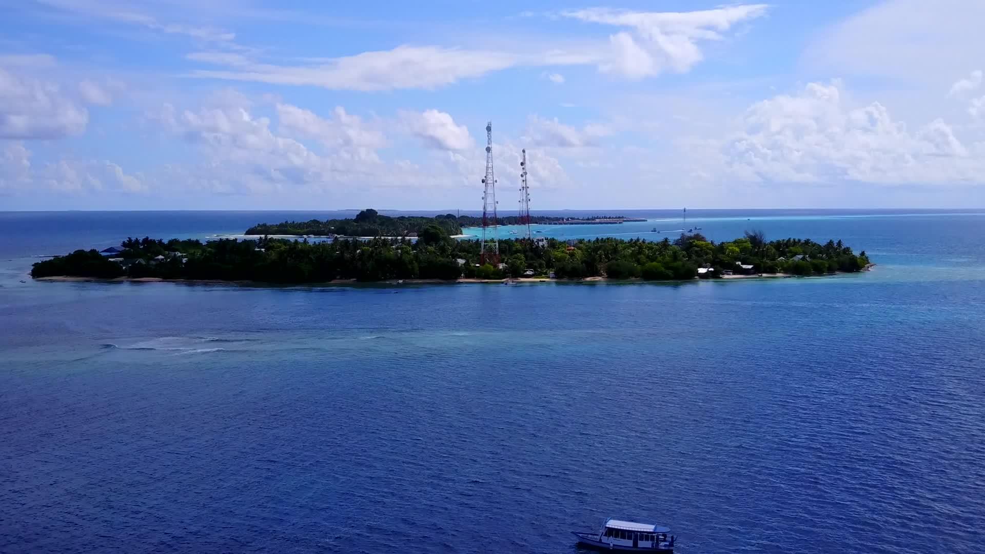 水蓝环礁湖和白色海滩背景的完美海湾海滩探险无人驾驶视频的预览图
