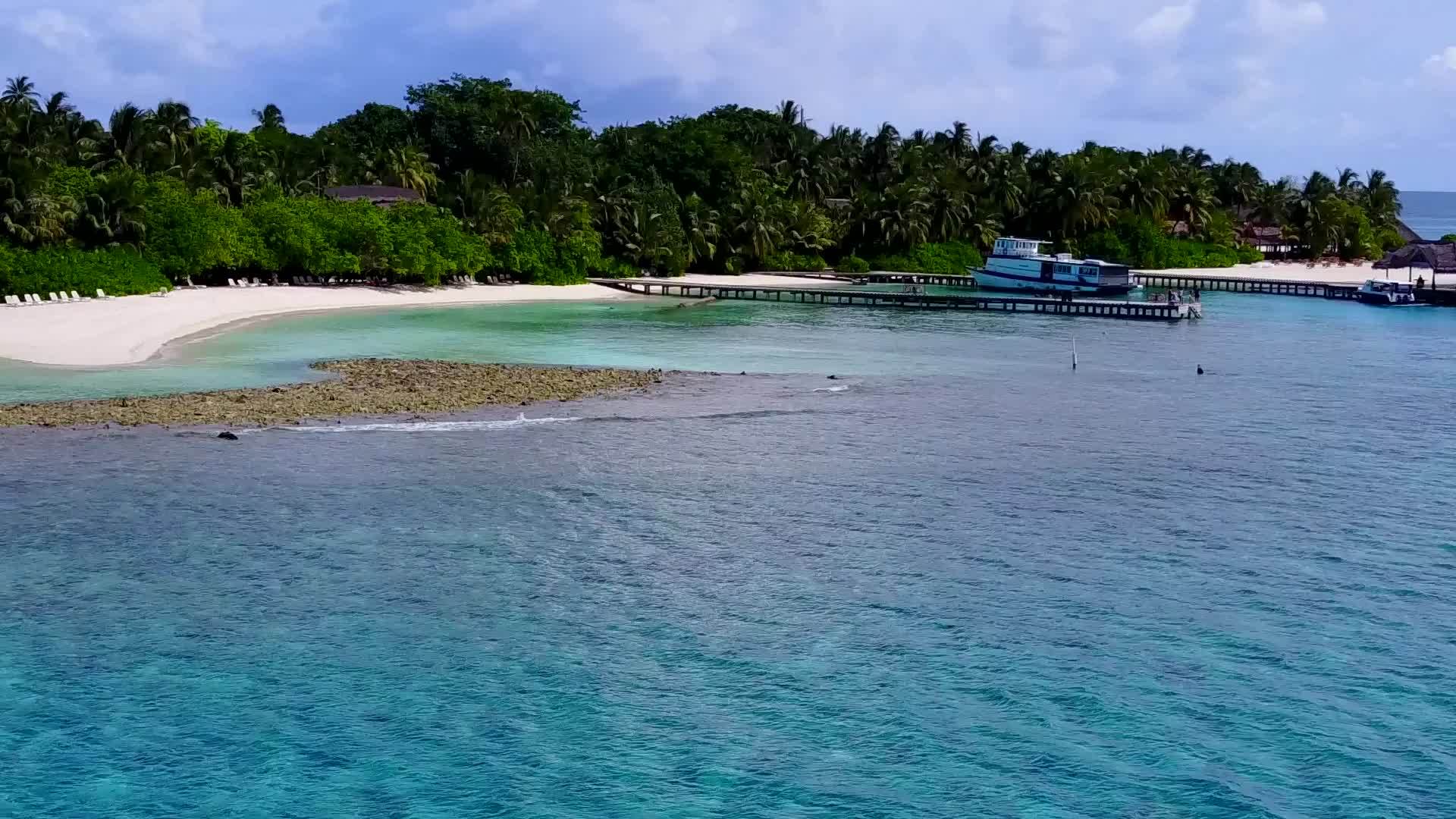 完美的岛屿海滩航程从浅海和清洁沙滩的背景开始视频的预览图