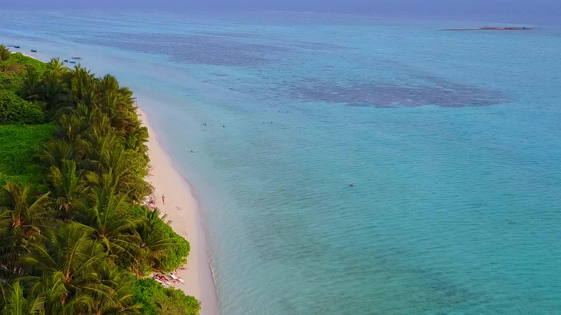 豪华岛屿海滩度假空中无人驾驶飞机场景蓝海有白色沙滩视频的预览图