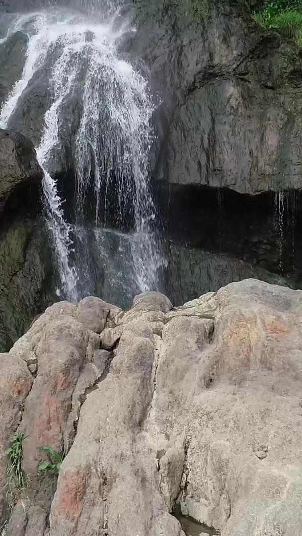 飞水岩瀑布无人机航拍视频的预览图