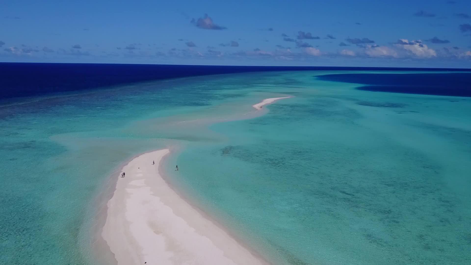 热带海岸海滩度假抽象无人驾驶背景为白色沙子的透明环礁湖视频的预览图