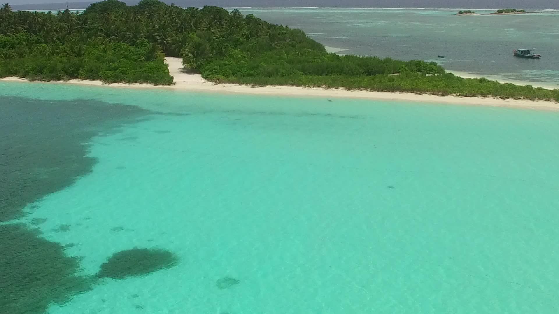 以蓝海和浅沙为例放松岛上海滩休息的无人驾驶飞机视频的预览图