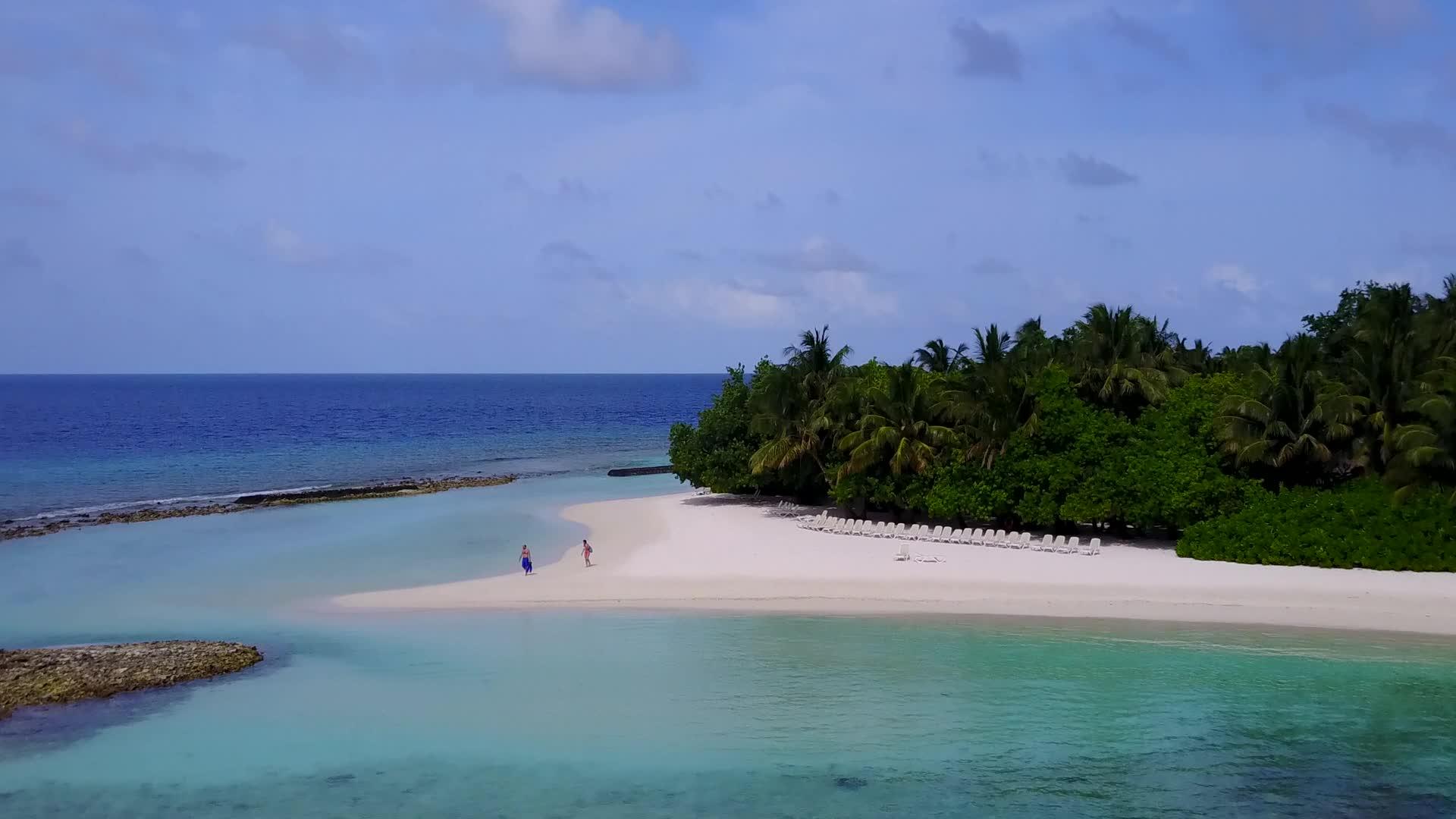 在浅海和明沙底浅海之间放松海岸海滩休息海景视频的预览图