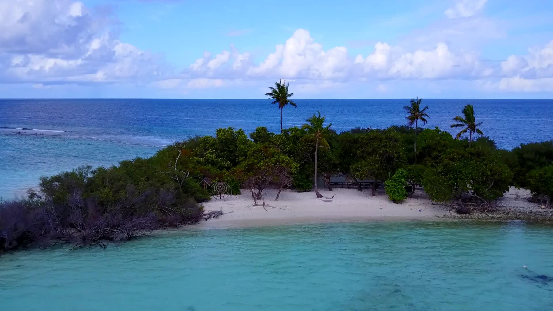 在蓝绿海和白色沙沙的背景下放松岛屿海滩度假的空气视频的预览图