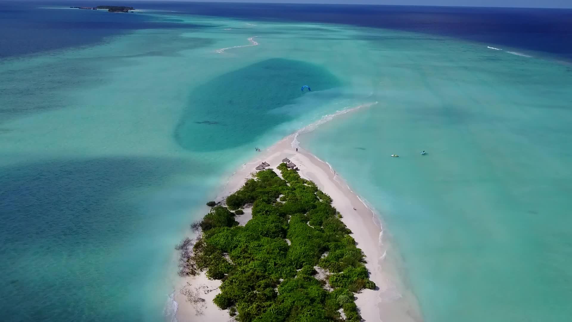 以蓝绿色水和白色沙滩为背景的海岛海滩之旅视频的预览图