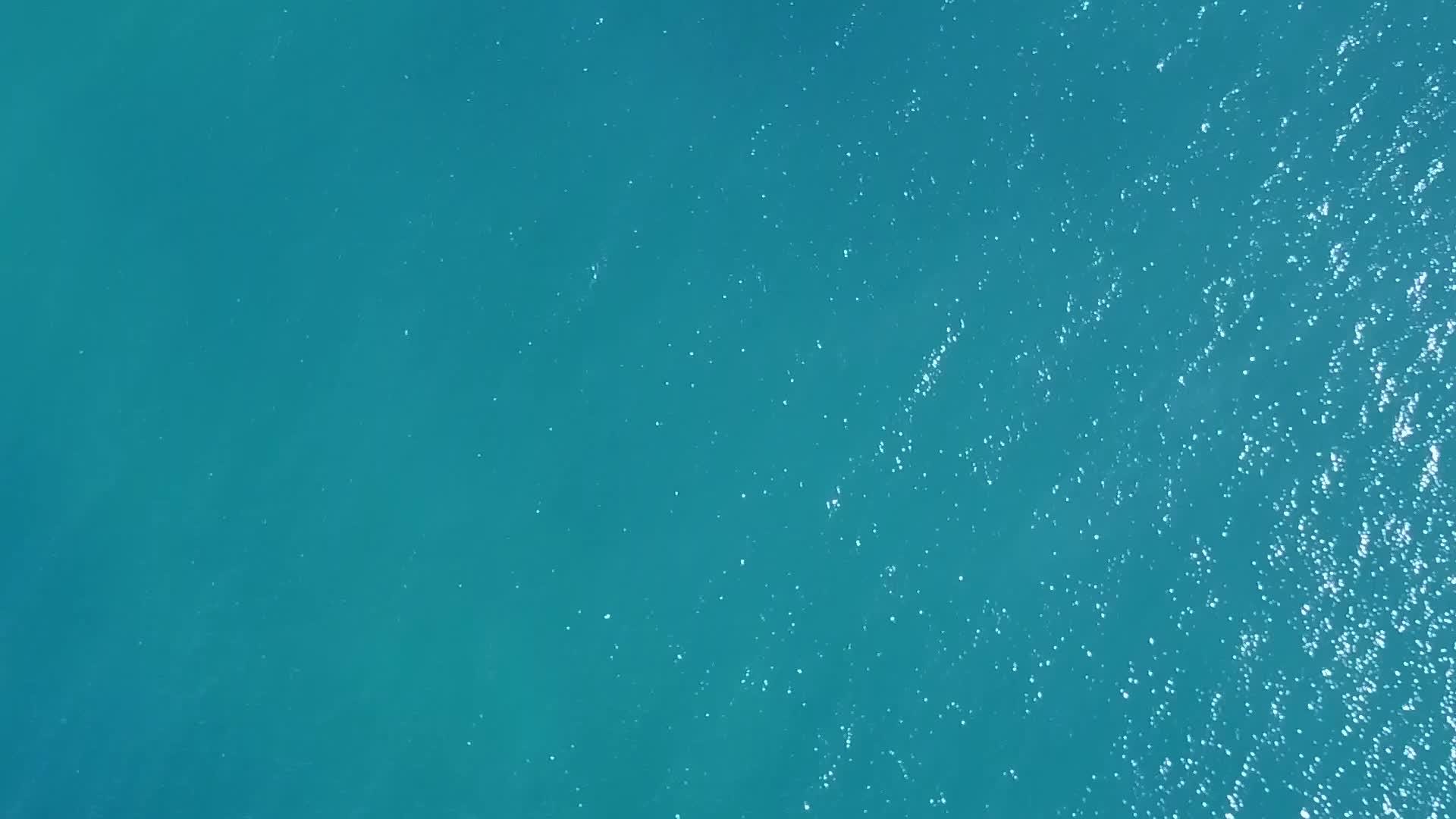空中无人驾驶飞机在海上和白色海滩背景下美丽的海滨海滩视频的预览图