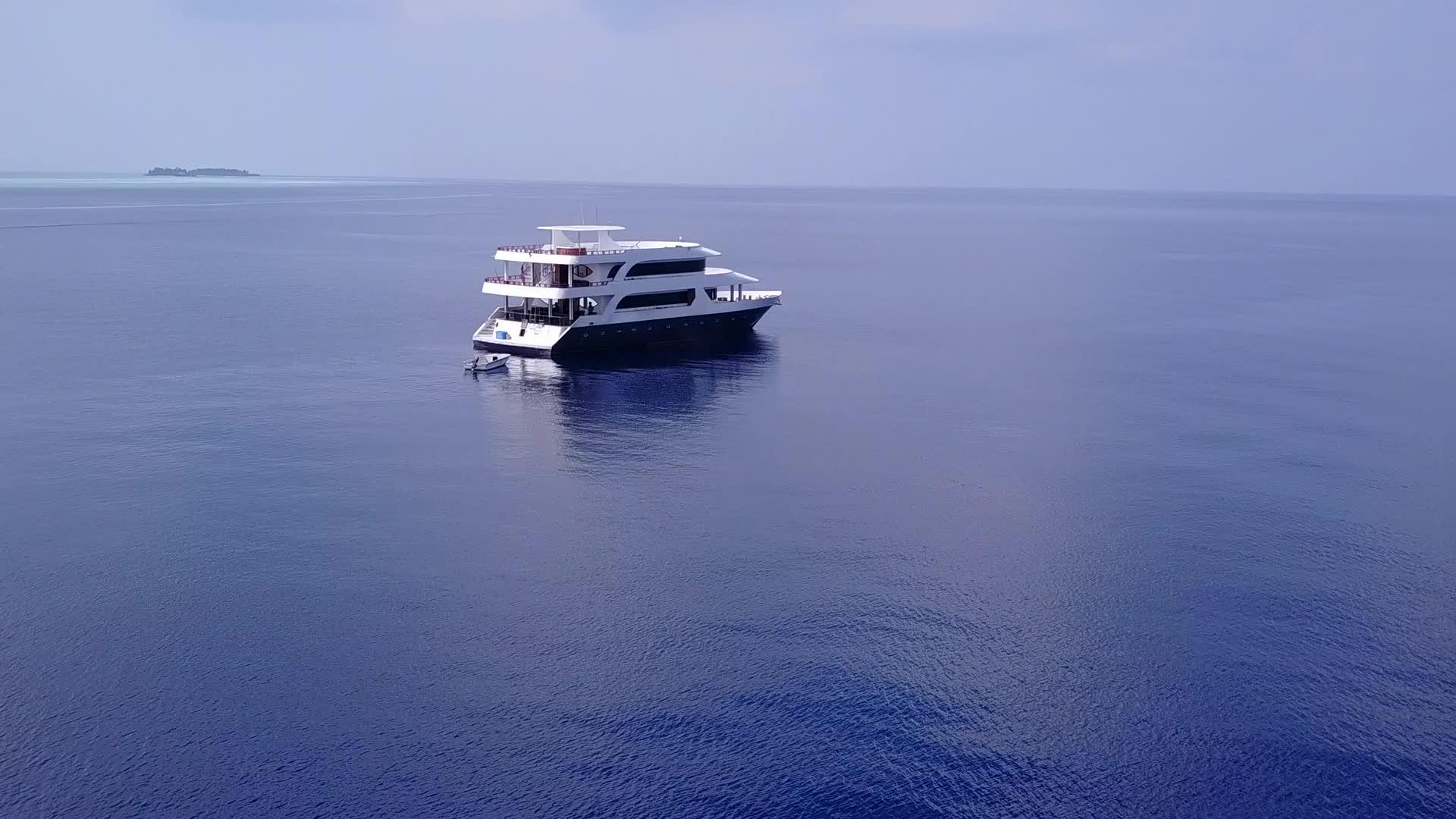 伊德利克湾海滩由蓝环礁清洁海滩的背景组成视频的预览图