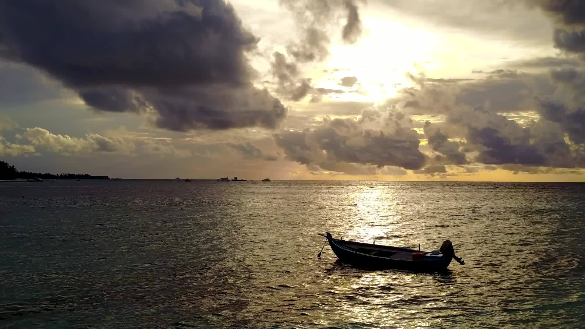 热带无人驾驶汽车在蓝色水和白色沙滩的背景下探索热带海岸海滩视频的预览图
