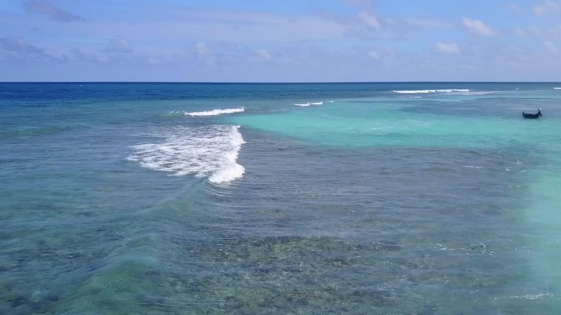 环礁湖以透明的白色沙滩为背景是豪华海岸海滩的航程视频的预览图