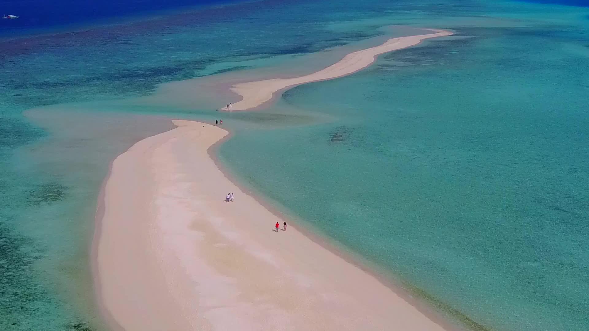 在清澈的海滩背景下宁静的海岸线海滩生活方式视频的预览图